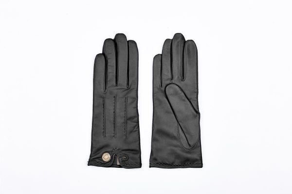 Woman gloves in leather with gold button on the lined cashmere opening